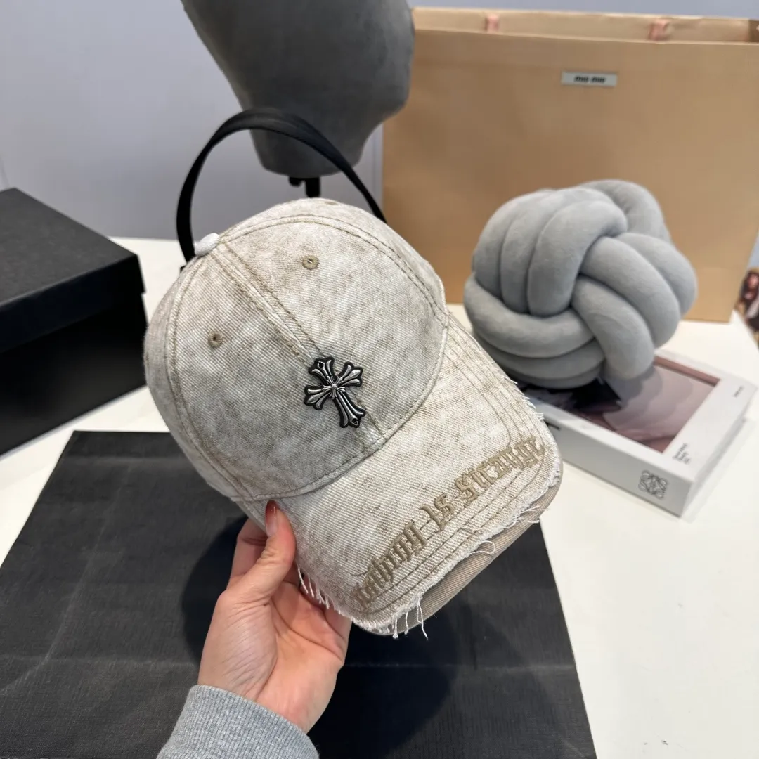 P60 Crow Heart 🆕🆕New baseball cap, stylish and classic cross logo, casual with a cool feeling, unisex style, same style for men and women! Very easy to match! Head circumference: 56-58cm is available